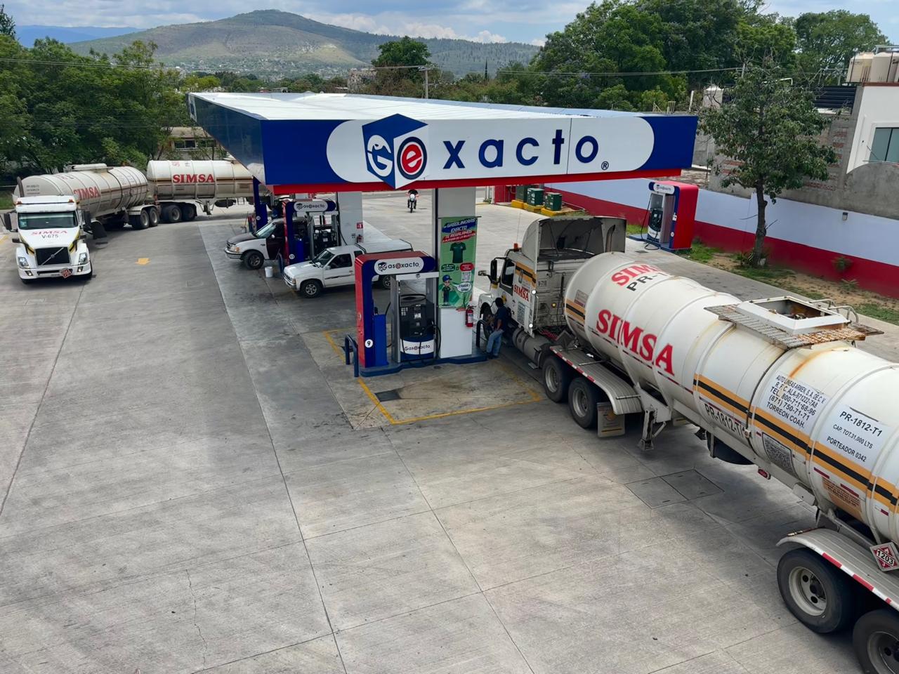 Flotilla empresarial cargando combustible en estación premium