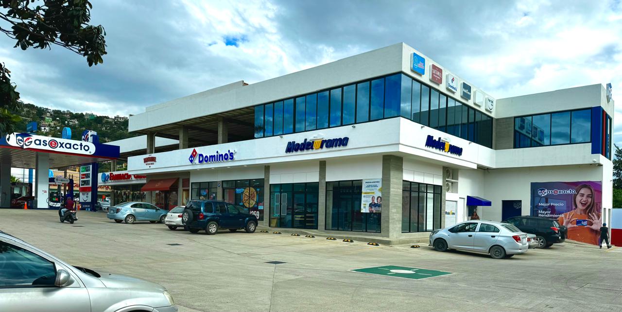 Pepe's Inn Plaza con tiendas, restaurantes y servicios de noche